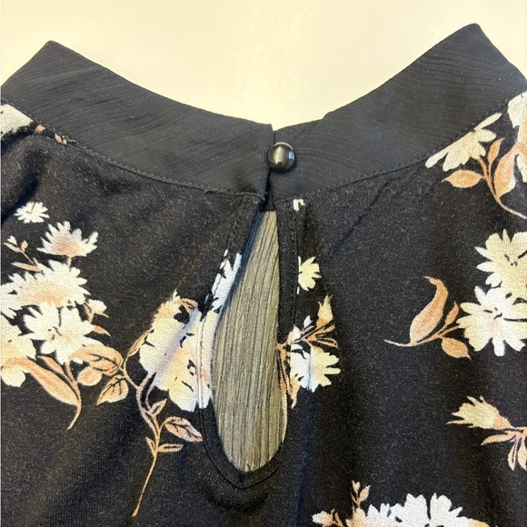 Peek-a-boo long sleeve feminine black floral top women's size Medium - Picture 3 of 7